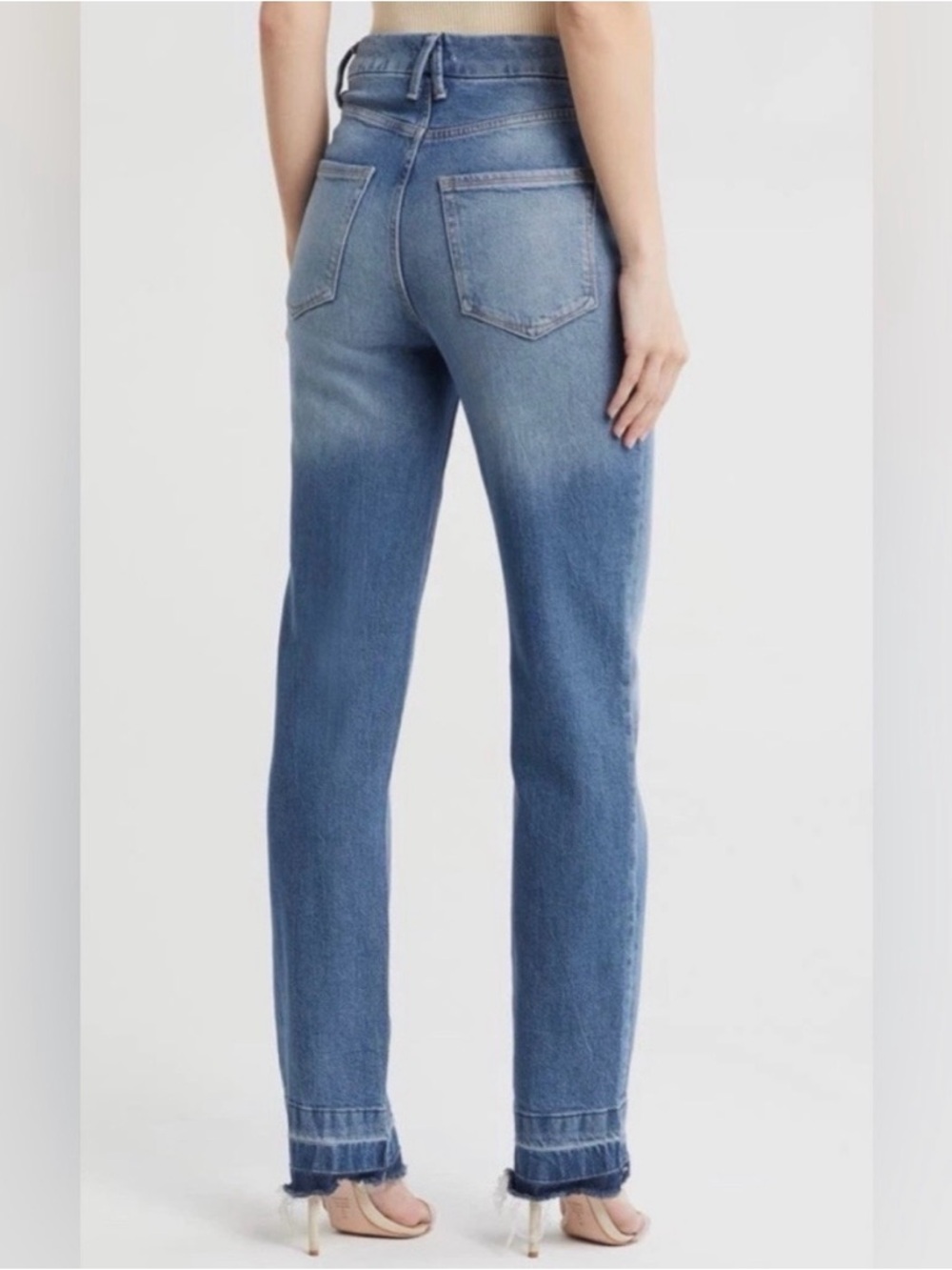 Good American Straight Leg Jeans in Light Blue Wash. size 2